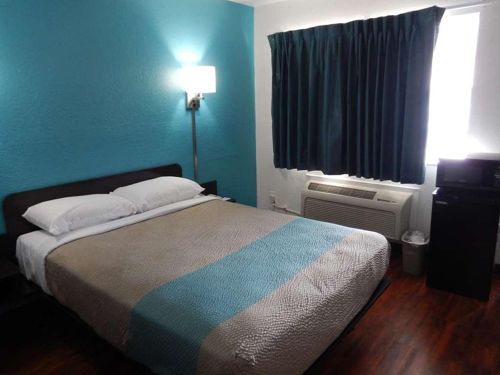Motel 6 Portland Room photo