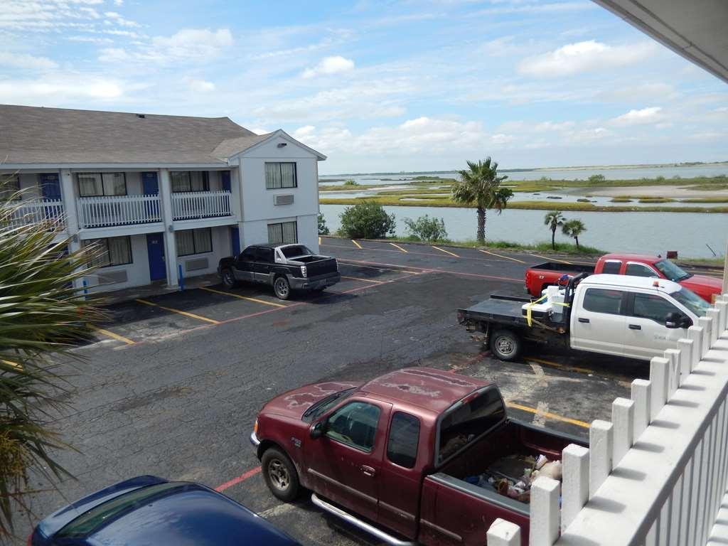 Motel 6 Portland Exterior photo